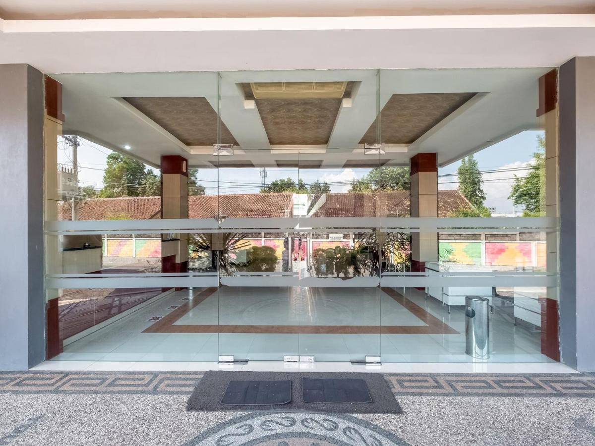 Oyo Flagship 3726 Tembok Batu Residence Tugu Екстер'єр фото